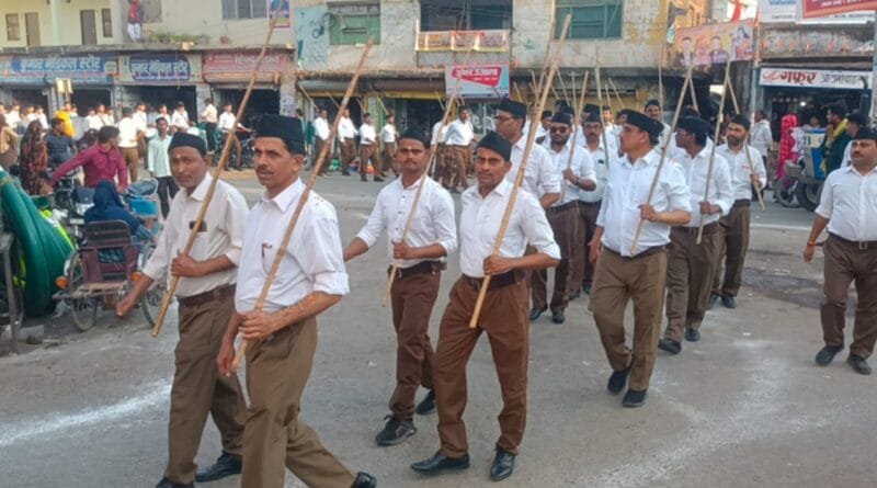 Hamirpur: Volunteers of the Rashtriya Swayamsevak Sangh took out a procession in full uniform with slogans