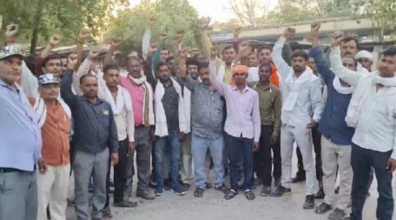 Hamirpur: Tendered/contractual electricity linemen who were fired from their jobs staged a protest