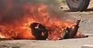A scooty caught fire in Rath, a woman and a child saved their lives by jumping