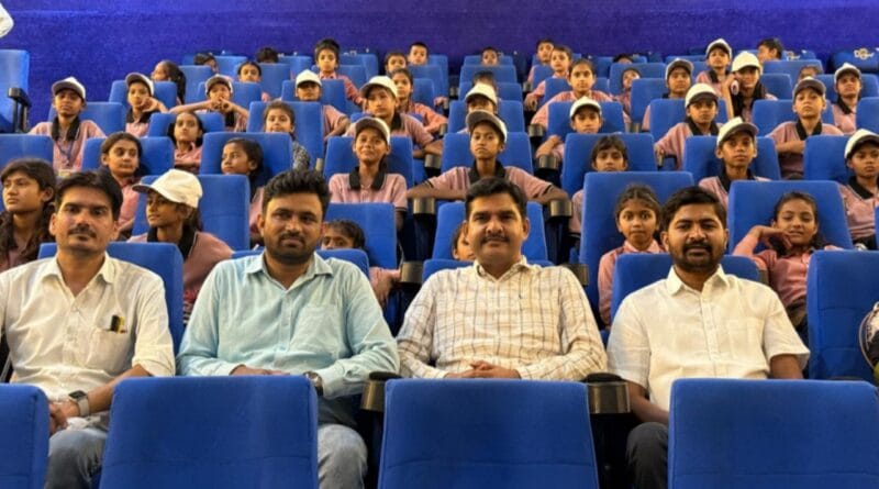 Film Kesari- 2: Children of council school watched the film Kesari in the theatre