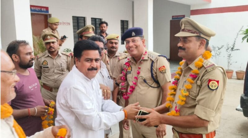 Traders honored the police team for revealing the robbery
