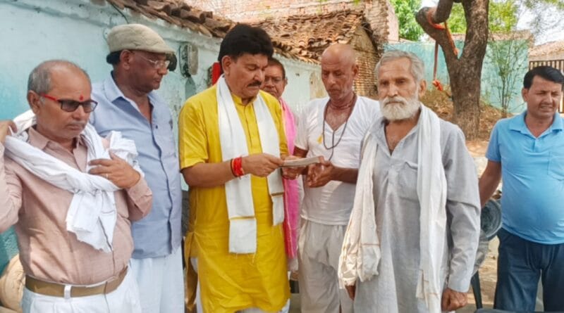 Rath chairman Srinivas Budhaulia met the family of Shivendra Dwivedi