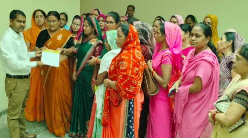 Anganwadi workers demanded mobile phones and payment for recharge