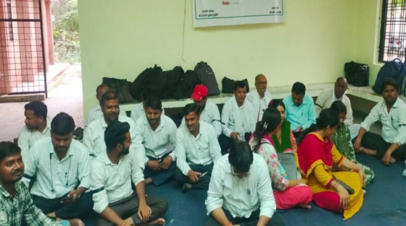 Lekhpals boycott work: Protested by wearing black bands