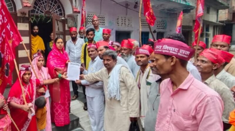 Demonstration by Nishad Party: Demand to include sub-castes in SC