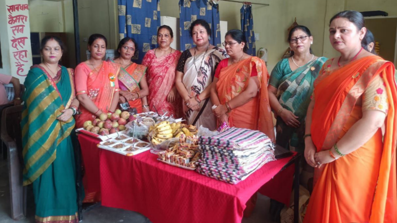 Golden Lions Club Prerna celebrated Independence Day in Old Age Home