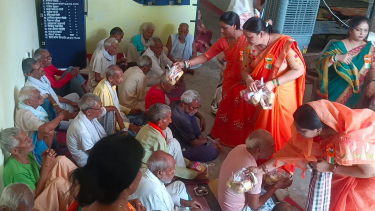 Golden Lions Club Prerna celebrated Independence Day in Old Age Home