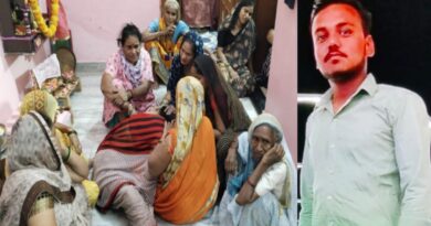 Suicide by hanging with sari: family is not telling the reason