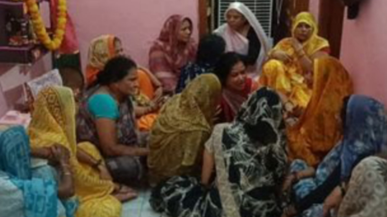 Suicide by hanging with sari: family is not telling the reason
