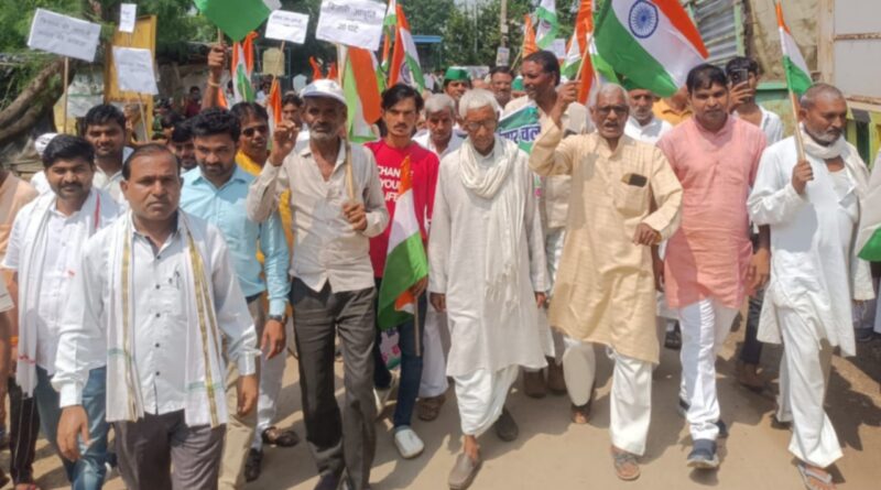 farmers padayatra in rath demands electricity insurance