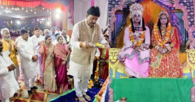 रामलीला महोत्सव राठ: भगवान श्रीराम का भव्य राजतिलक, सम्मान समारोह में झलकी संस्कृति Shrinivas Budhauliya performing aarti during Shri Ram Rajtilak ceremony at Ramleela Mahotsav Raath Hamirpur