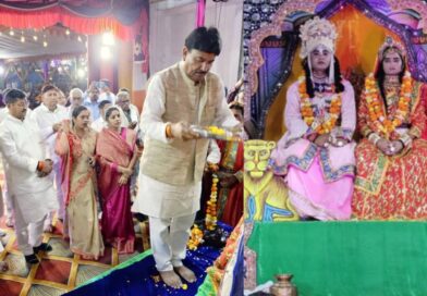 Shrinivas Budhauliya performing aarti during Shri Ram Rajtilak ceremony at Ramleela Mahotsav Raath Hamirpur
