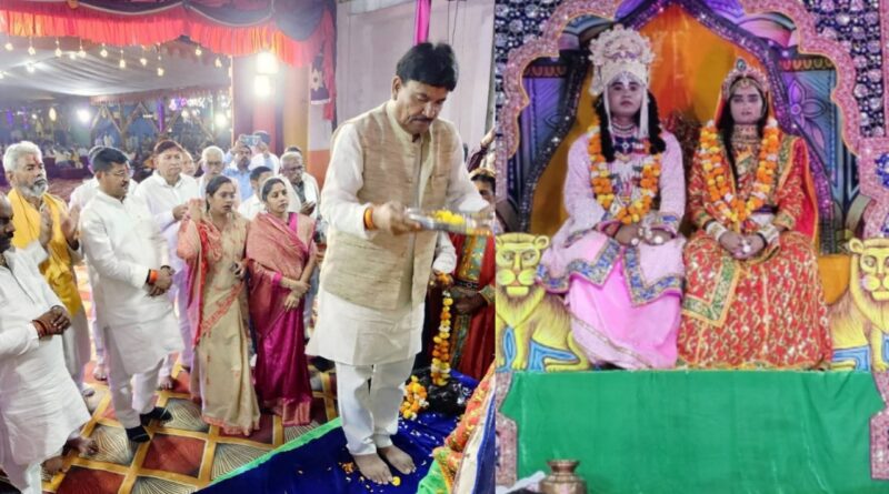 Shrinivas Budhauliya performing aarti during Shri Ram Rajtilak ceremony at Ramleela Mahotsav Raath Hamirpur