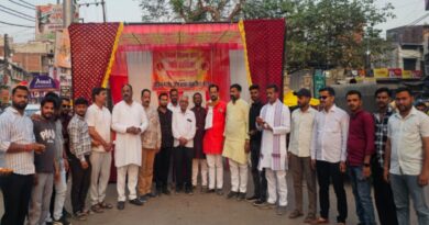 Mahoba Nav Varsh Celebration: उदल चौक पर व्यापार मंडल का भव्य आयोजन, हजारों लोगों को लगाया तिलक mahoba nav varsh celebration uday chowk
